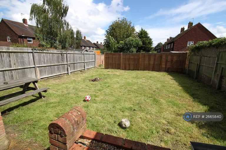 6 bedroom house in Maytree Close, Guildford, GU1 (6 bed) (#2665840)