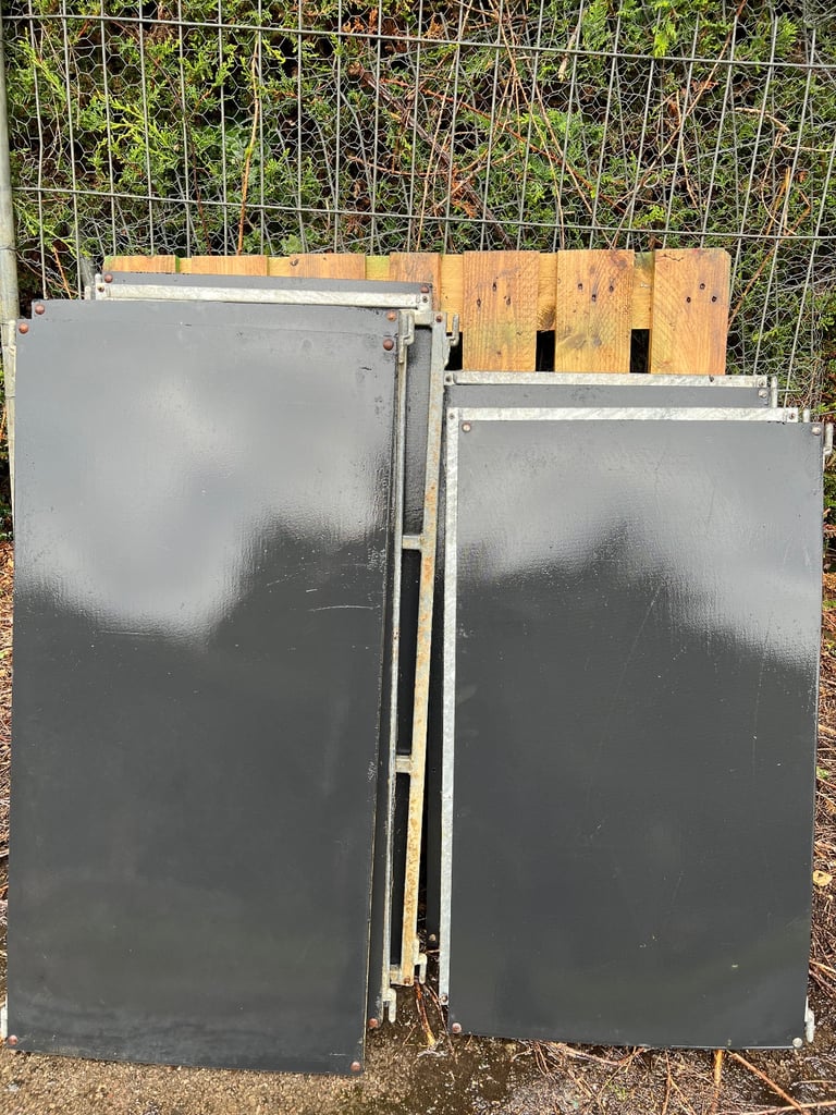 image for Raised kennel sleeping bench 