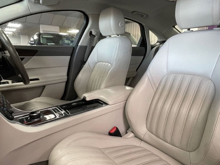 2017 Jaguar XF 2.0d Portfolio Saloon 4dr Diesel Auto Euro 6 (s/s) (180 ps) Saloon Diesel Automatic