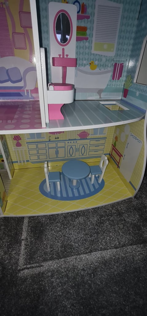 Barbi play house with furniture