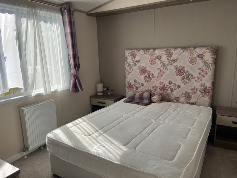 Atlas Lilac Lodge 40x20x2 bedroom