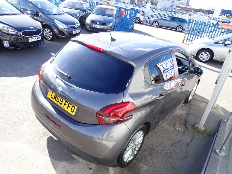 2019 Peugeot 208 1.2 PureTech Signature Hatchback 5dr Petrol Manual Euro 6