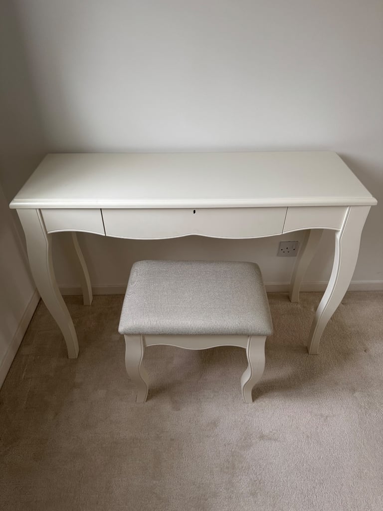 Dormy House Ivory dressing table with stool