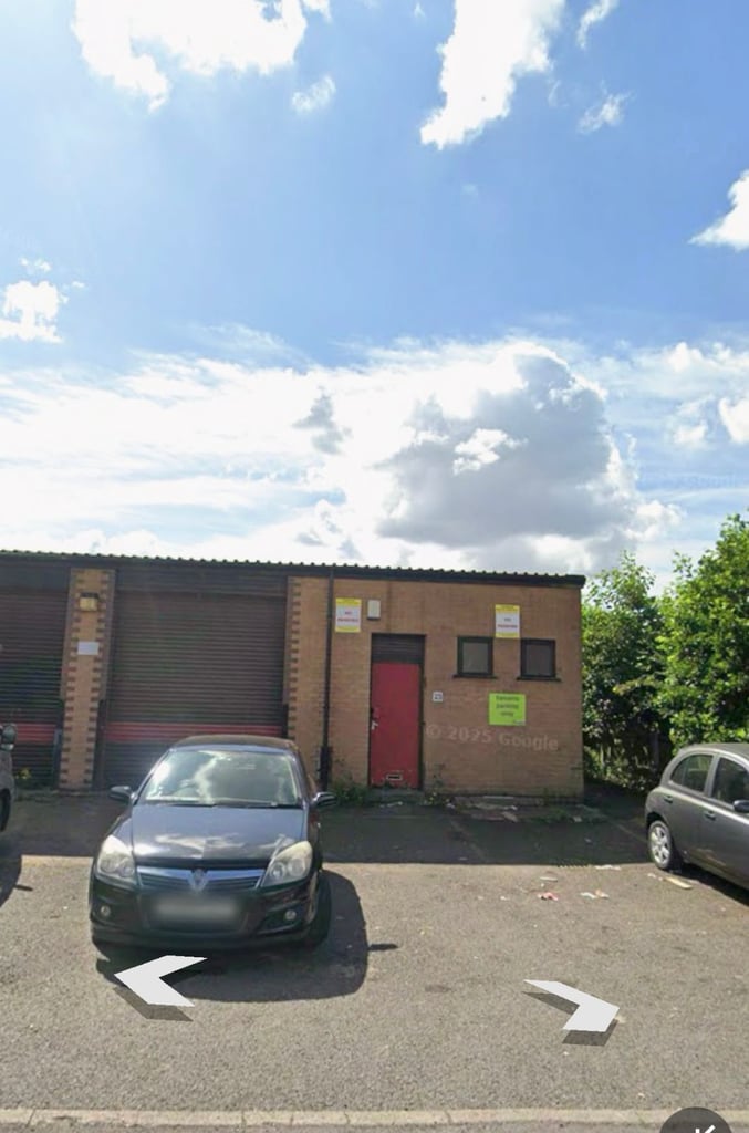 small industrial unit to let, with parking, central Nottingham NG7, TARAN'S Bossiness Hub