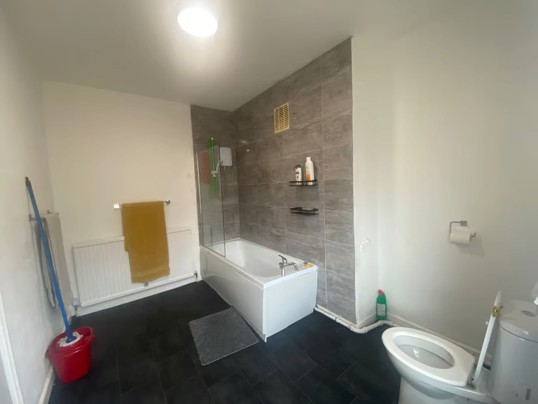 Spacious 1-Bed Flat for Rent – LS9 8PQ