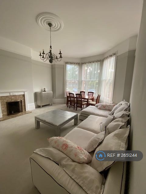 2 bedroom flat in Earls Avenue, Folkestone, CT20 (2 bed) (#2651244)