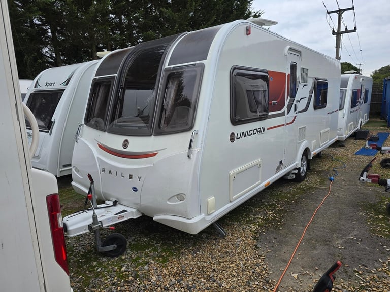 2017 Bailey Unicorn Valencia Fixed Bed End Washroom Caravan, M/Mover, Solar