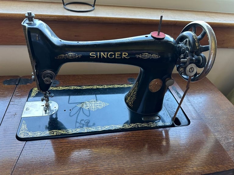 image for Vintage 1920s Singer Sewing Machine and table