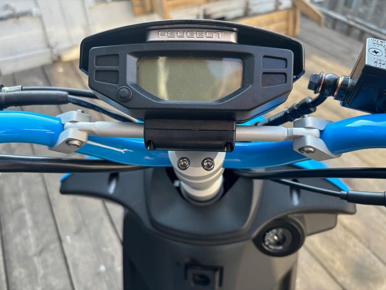 Peugeot Kisbee Streetzone 50cc Automatic Twist and Go Scooter