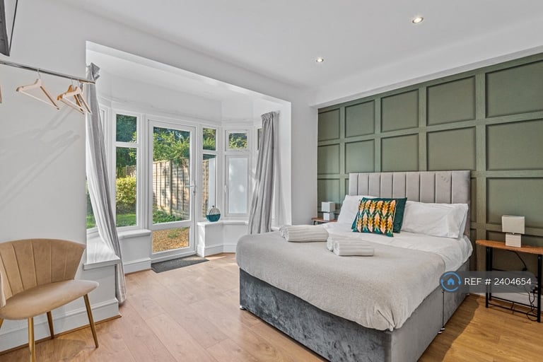 6 bedroom house in London Road, Earley, Reading, RG6 (6 bed) (#2404654)