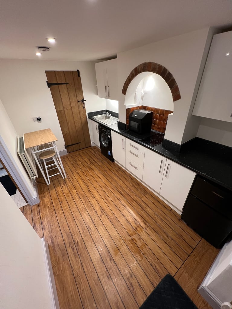 Studio flat, all bills included, amazing setting