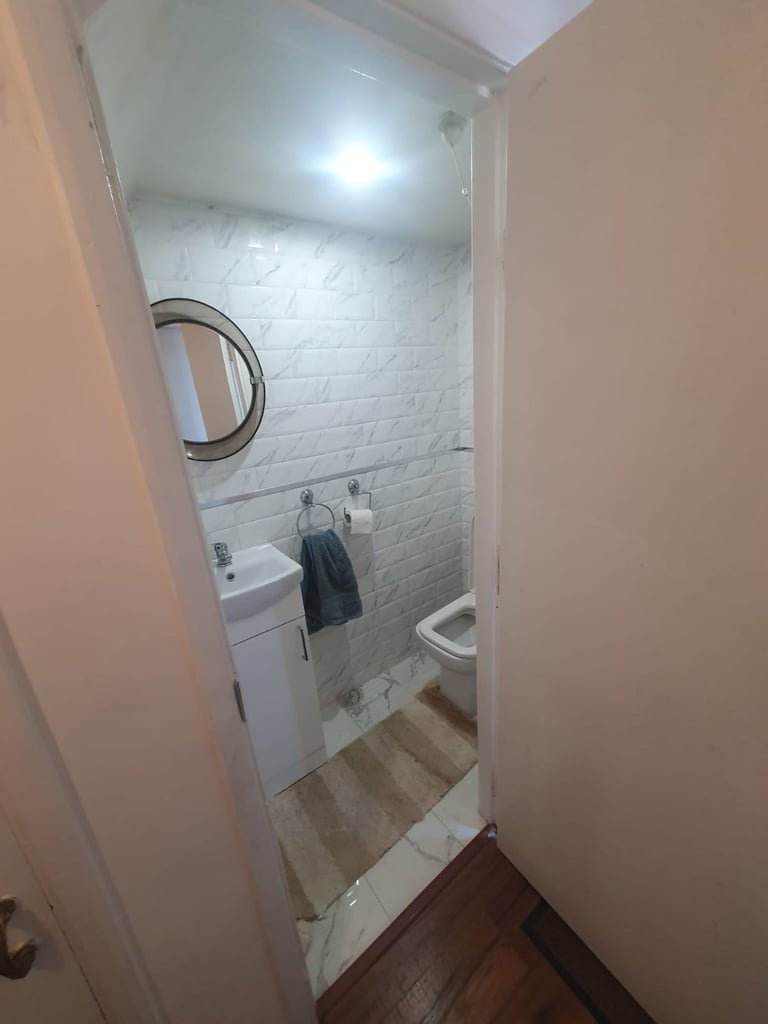 Large room with super king bed - bathroom, WC and kitchen (UB5 6JB)