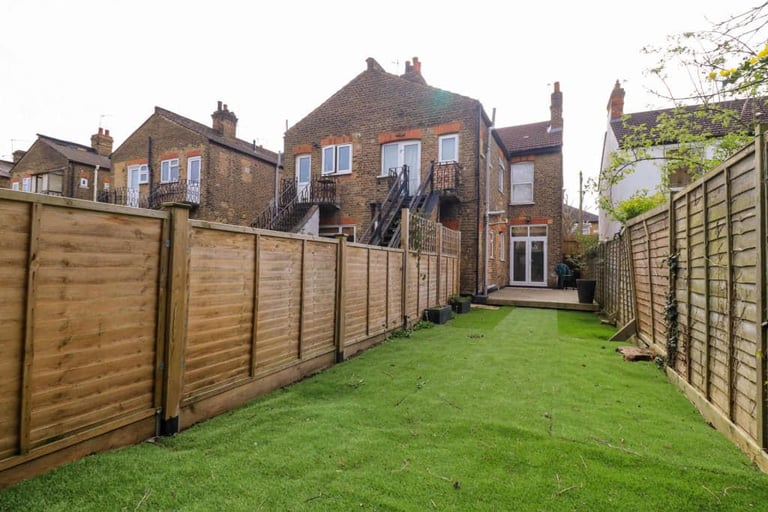 Refurbished 3 double bedroom Property located 2 minutes walk to station 