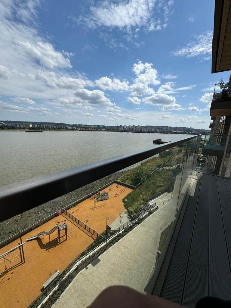 Thames River View, Ensuite Room for Rent, Couple Friendly 