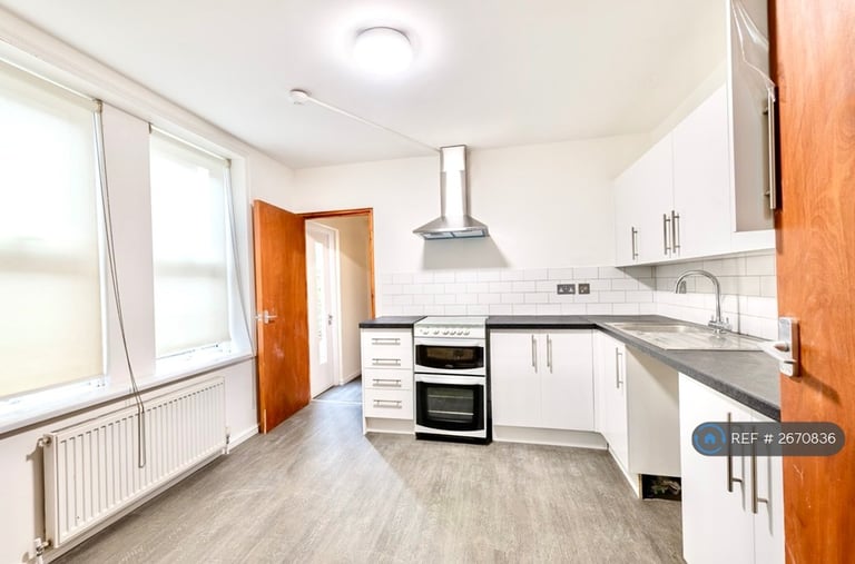 2 bedroom flat in Mayfair Avenue, Ilford, IG1 (2 bed) (#2670836)