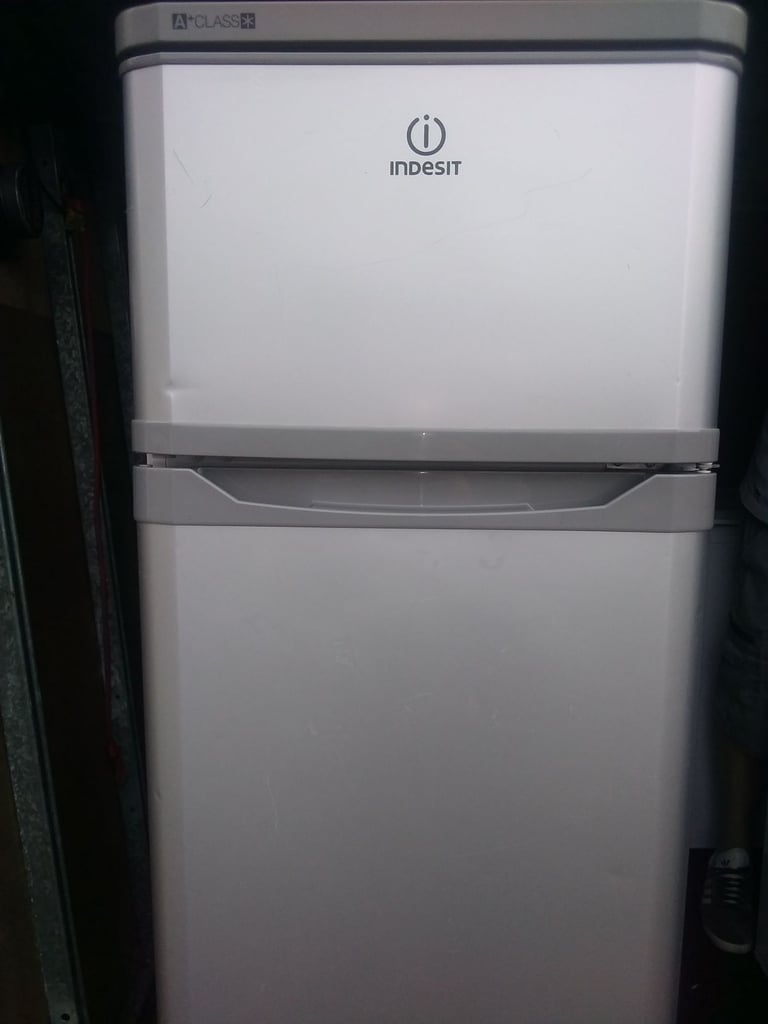 FRIDGE FREEZER