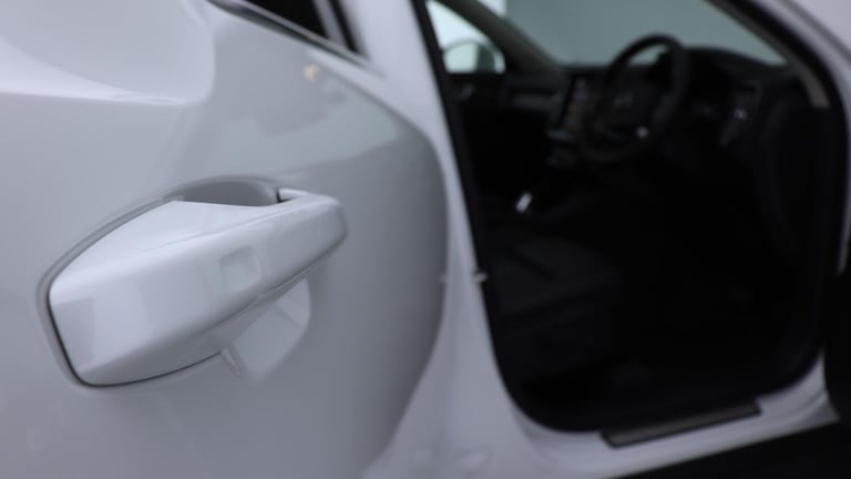 2025 Volvo XC40 B4 (P) Ultra Bright (Sunroof, Pilot Assist, BLIS, Leather) ESTATE Petrol/Electric...