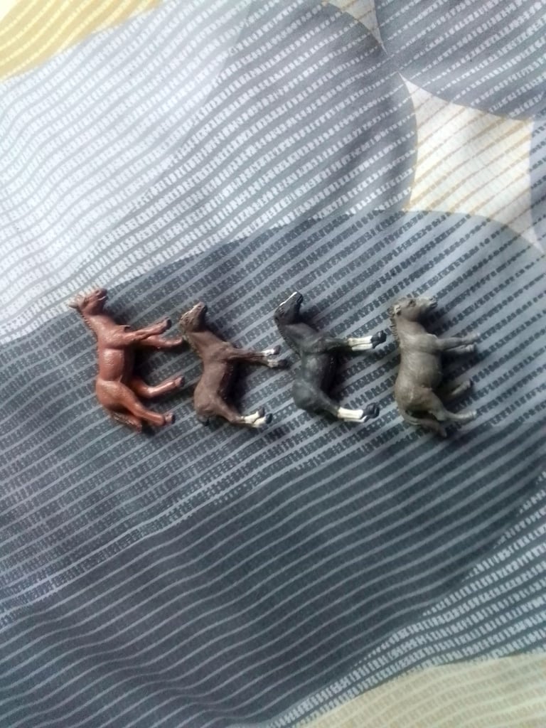 4 vintage very collectable 1970s Britains.ltd plastic toy horses 