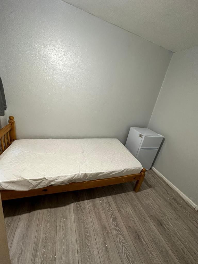 🏡 Large Single Room - E1(Zone 1)🏡 