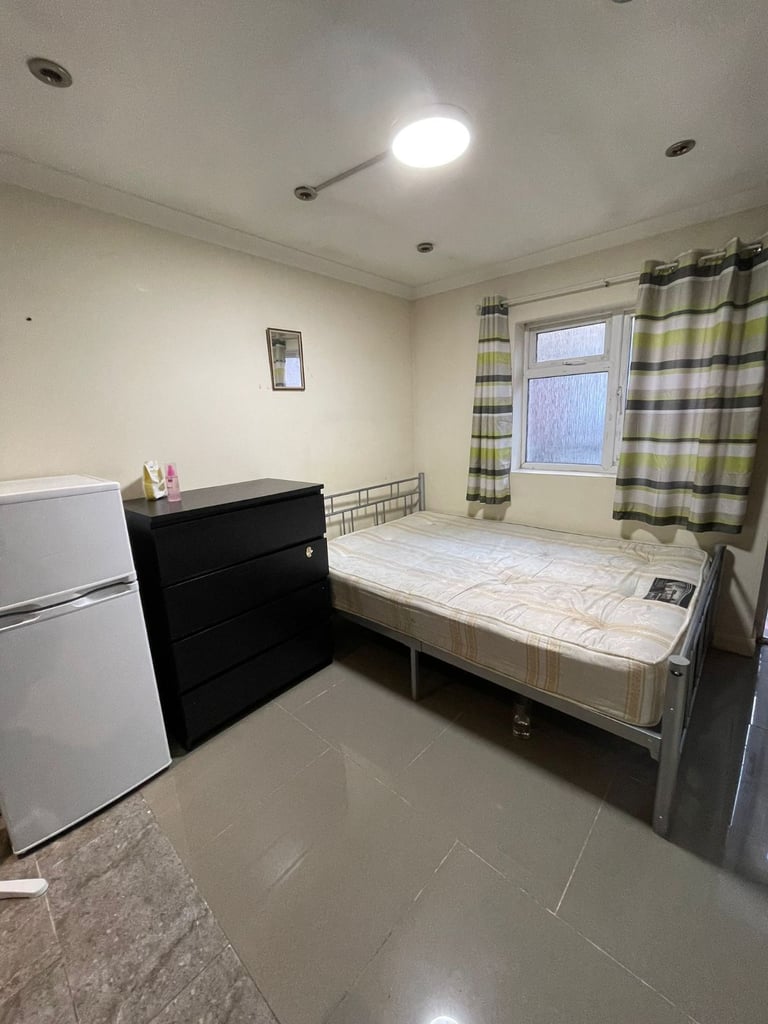 BEAUTIFUL GARDEN STUDIO  FLAT FOR SINGLE PROFESSIONAL IN HOUNSLOW CENTRAL