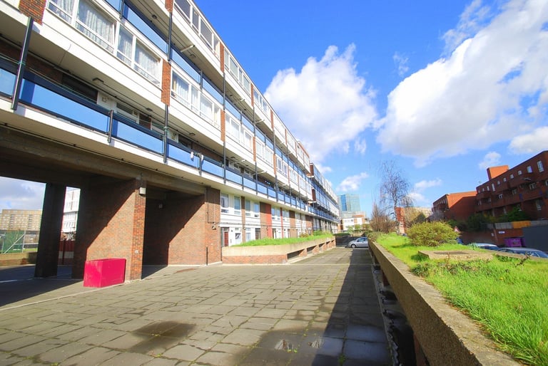 Two bedroom ground floor ex-local maisonette E14