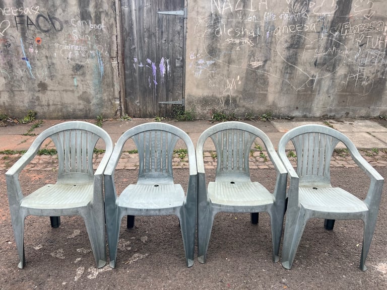 ( set of 5X  plastic garden chairs. 