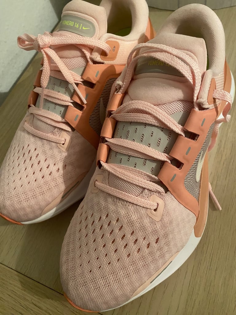 Nike Air Zoom Vomero 16 running shoes