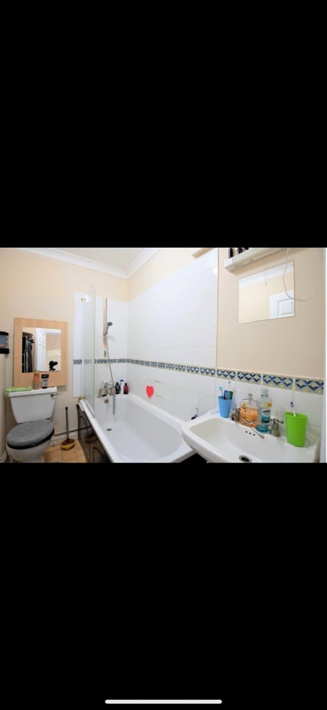BEAUTIFUL AND BRIGHT, HUGE DOUBLE ROOM.