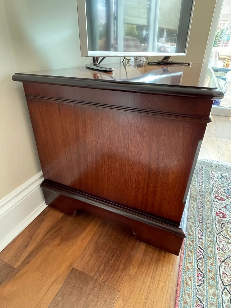 Mahongany veneer TV stand, 2 compartments with shelves