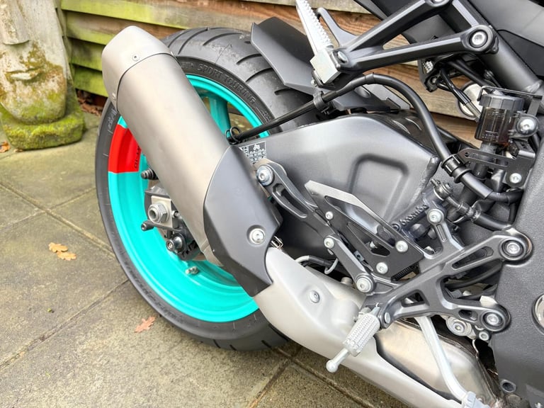 2023 / 73 Yamaha MT10 £10000 Grey 5978 miles.