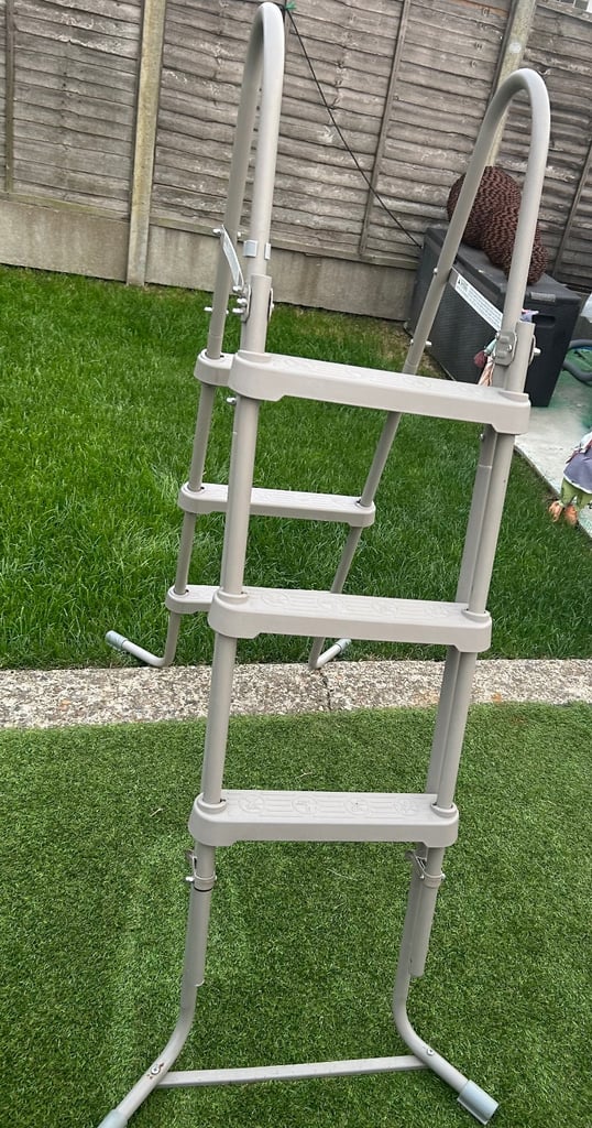 Swimming pool ladder