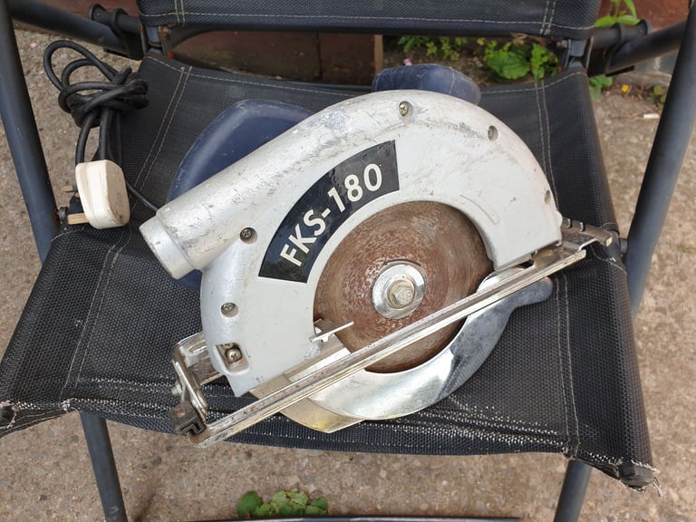 image for FKS-180 POWERFUL 240V CIRCULAR SAW IN GOOD WORKING ORDER WITH DECENT BLADE + CAN BE SEEN WORKING