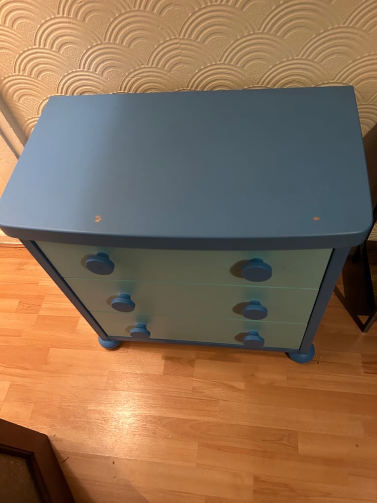 Wardrobe and chest of drawers 