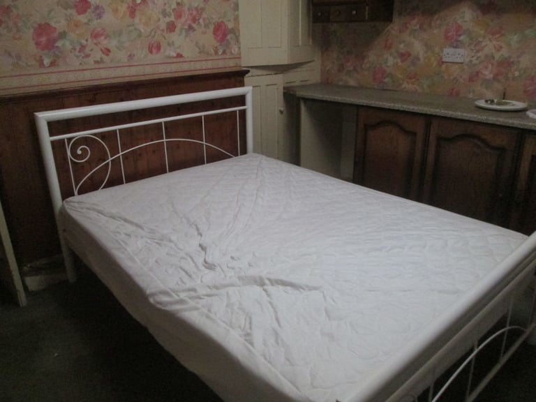 DOUBLE ROOM IN B20 ALL BILLS INC WI-FI PARKING MALE/FEMALES LIVING