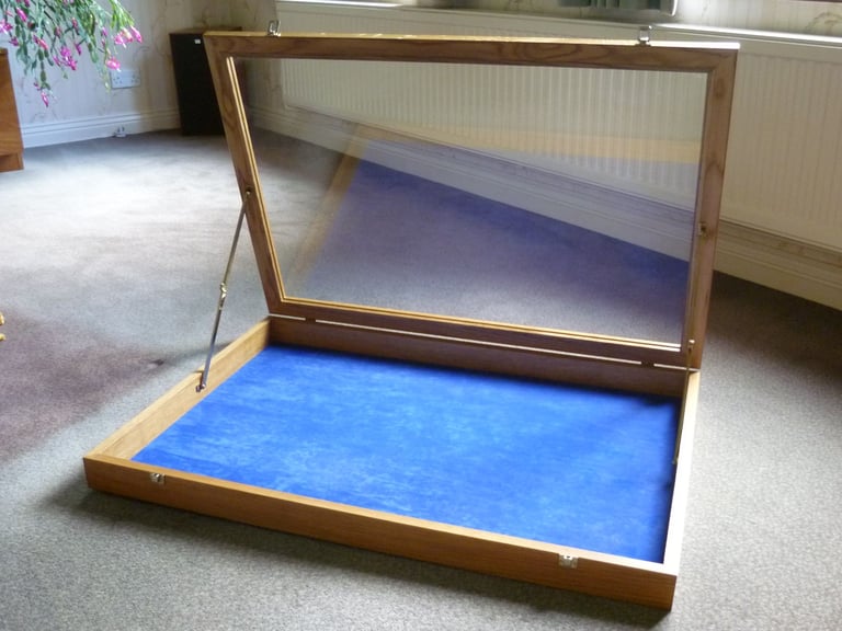 Display frames for collectibles