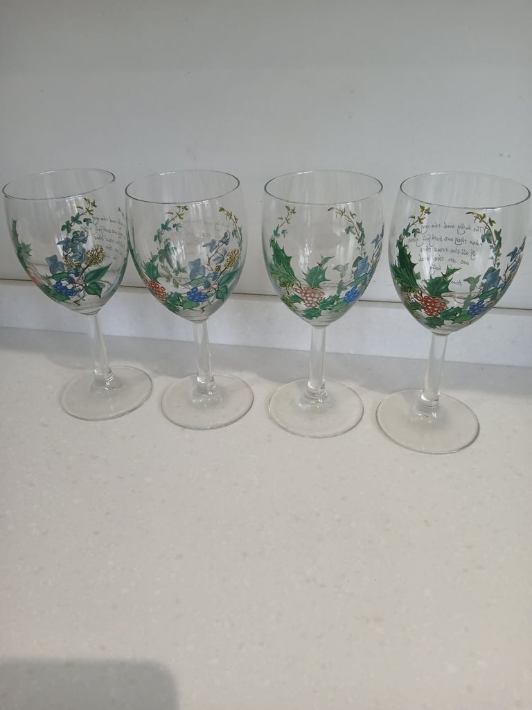 4 x Christmas themed wine glasses 