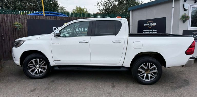 2019 Toyota Hilux 2.4 HI-Luxury Invincible D-4D 4WD Double Cab 4WD 5dr Pickup Diesel Manual