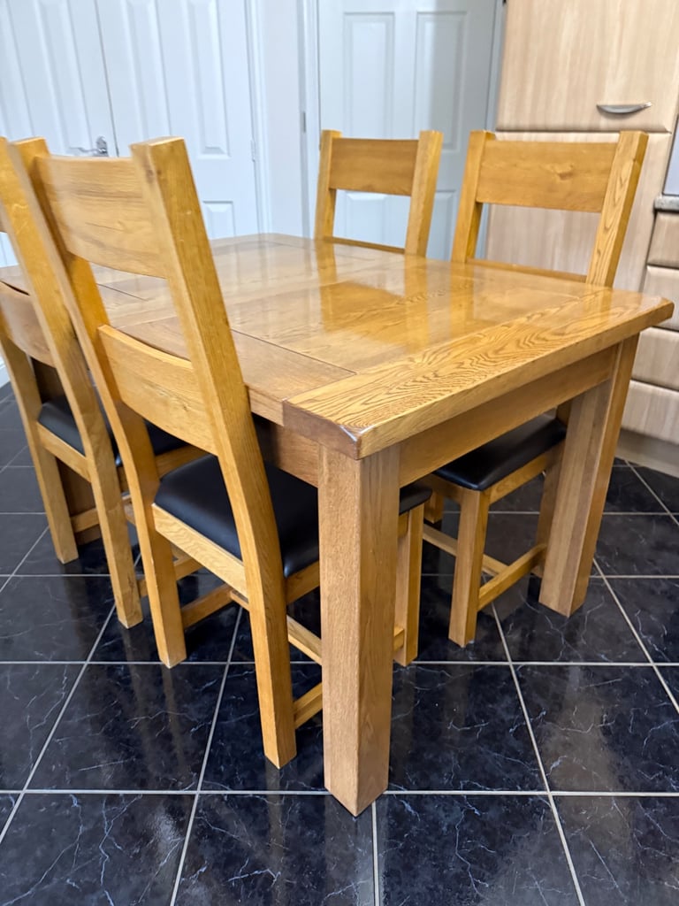 Solid Oak Extendable Dining Table & Chairs 