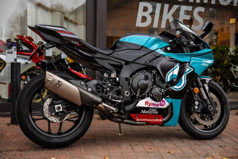 Yamaha R1 PETRONAS PAINT ! AKRO ! STUNNING