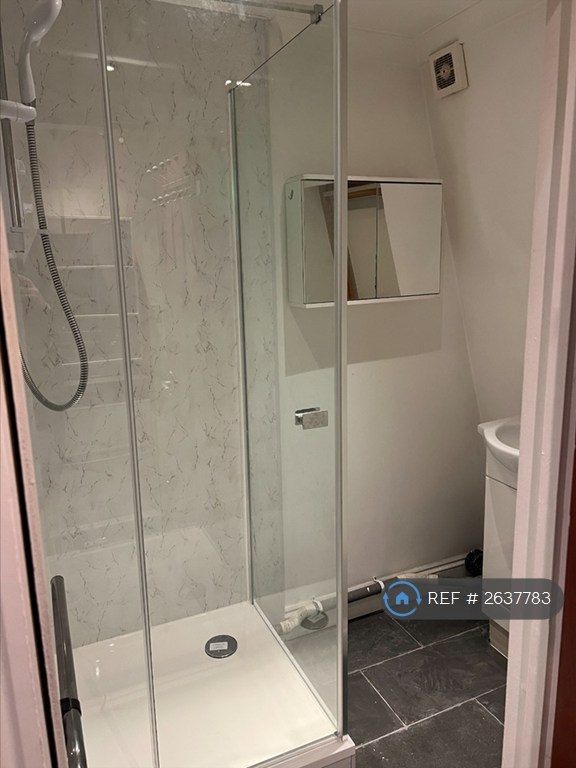 Studio flat in Brookhill Road, London, SE18 (#2637783)