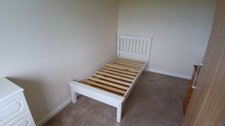 Middle bedroom for rent