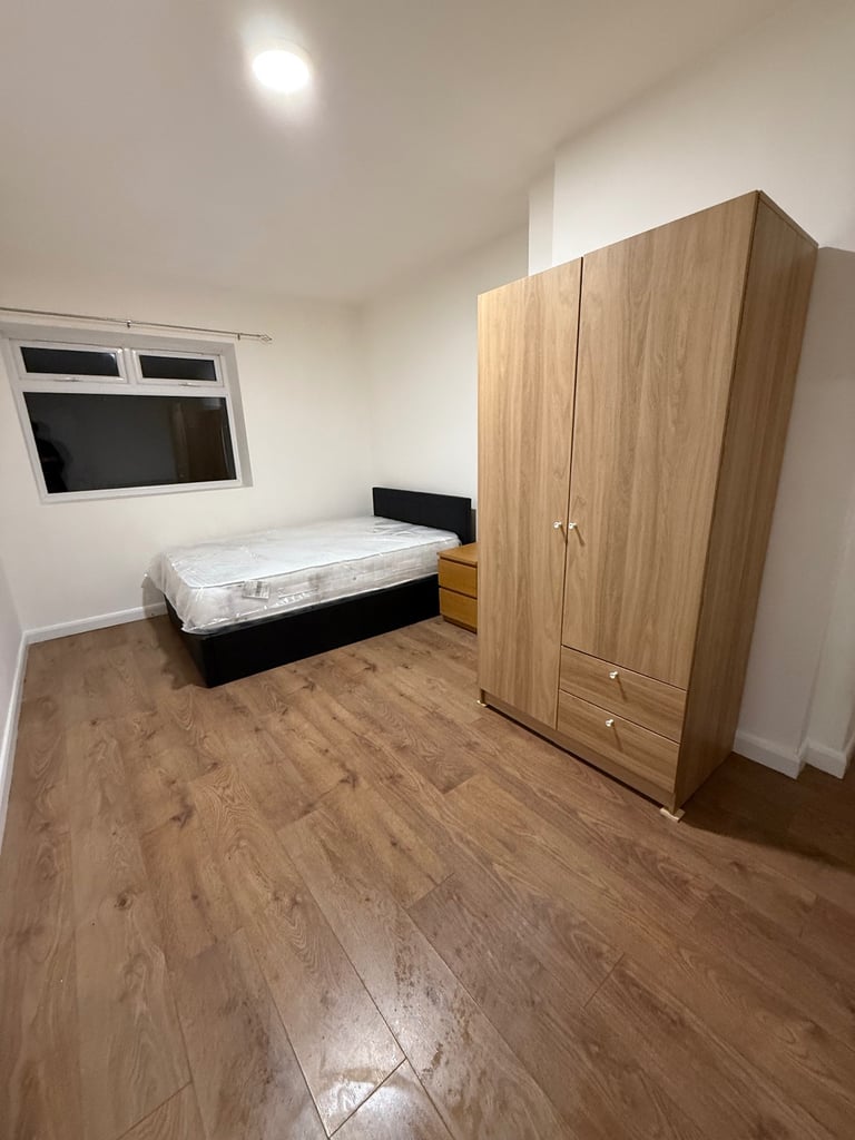 DOUBLE ROOM in newly decorated 3 bedroom flat in EH4
