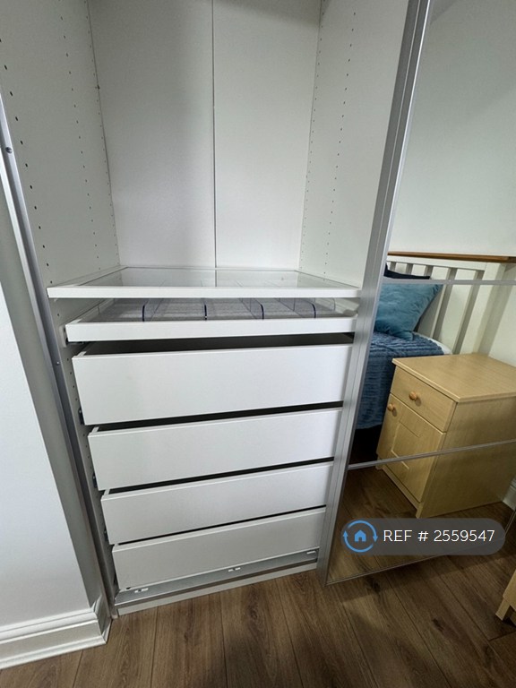 1 bedroom in New Forest Village, Leeds, LS10 (#2559547)