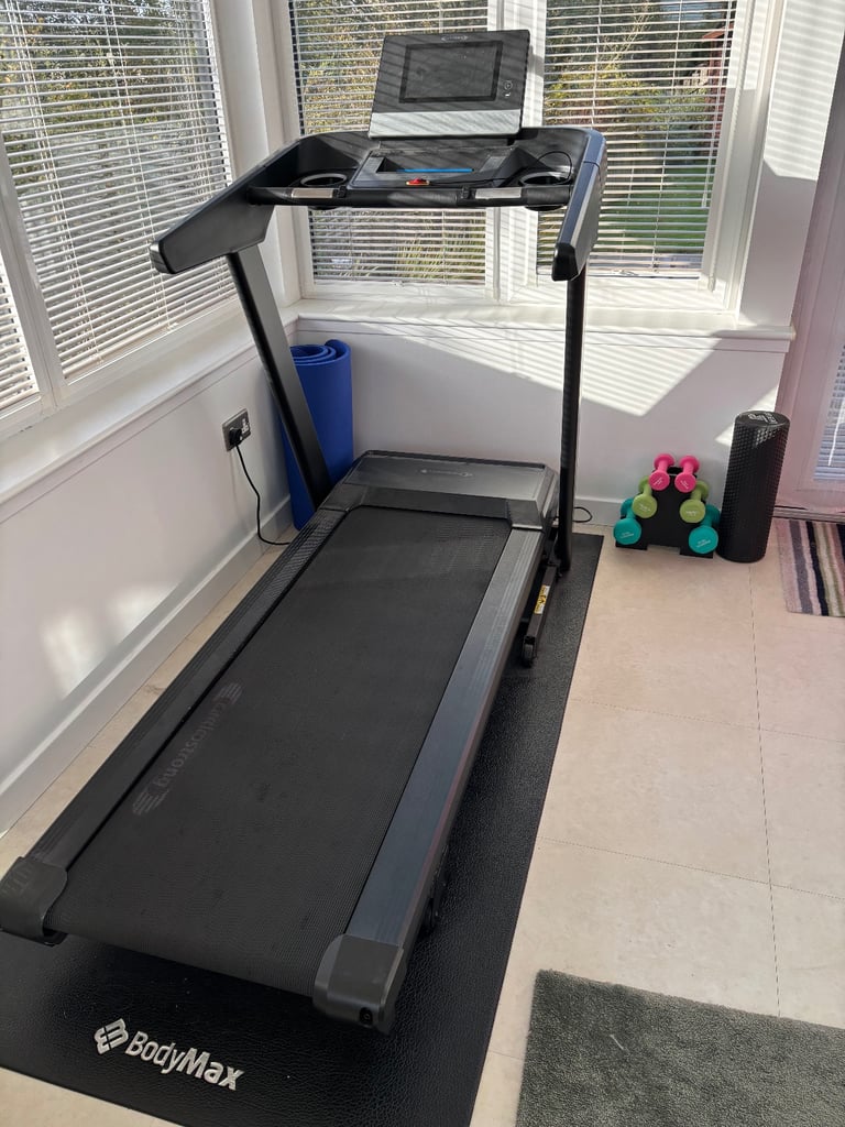 CARDIOSTRONG TX70 TREADMILL WITH INCLINE