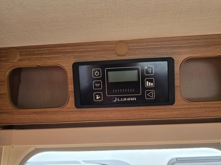 2017 Lunar Quasar 462 2 Berth End Washroom Caravan, Motor Mover