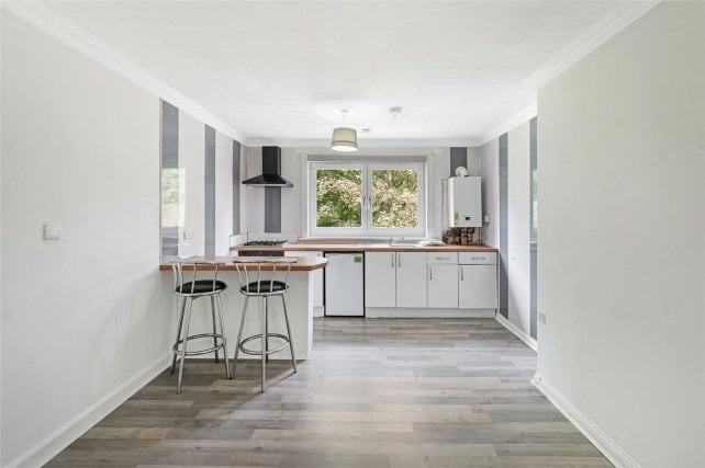 3 bed flat on first floor for professional couple/ family in Drumchapel 