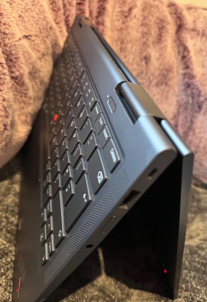 Lenovo laptop X1 Yoga Gen 7 *Touch Screen* i7-1260p 16gb mem, 512GB HD