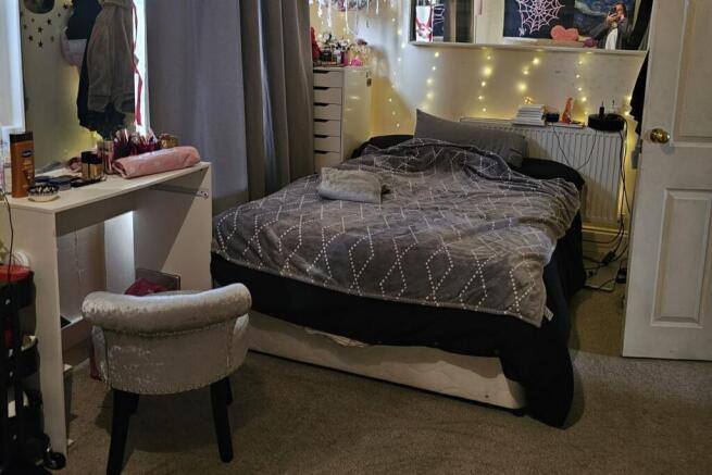 Double Room in HMO property ideally located on Clerk Street in central Loanhead. Bills included.