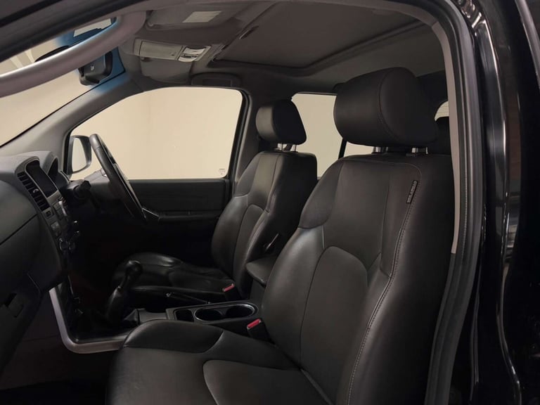 2011 Nissan Navara Double Cab Pick Up Tekna 2.5dCi 190 4WD PICK UP DIESEL Manual