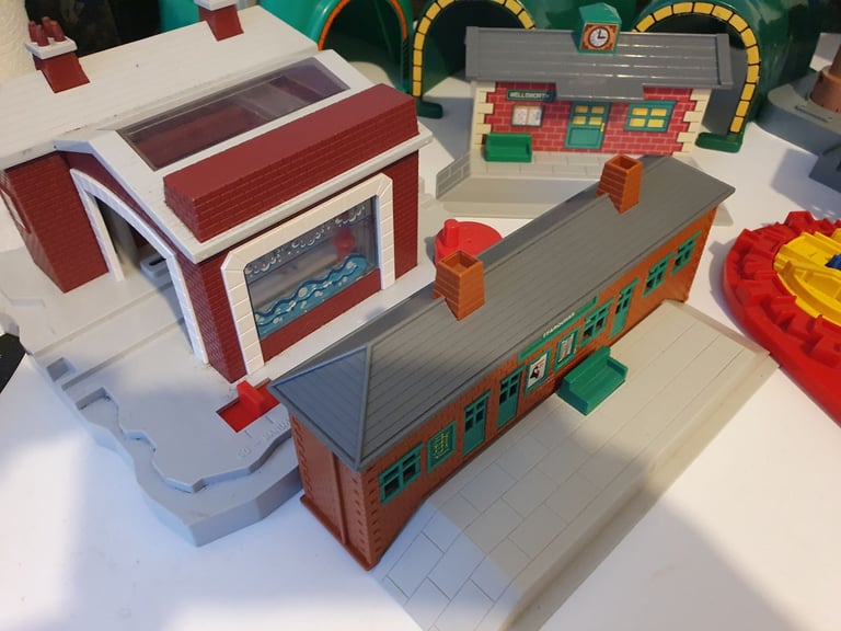 Tomy Trackmaster Train Tunnels, engine sheds, bridge, water tower, turntable